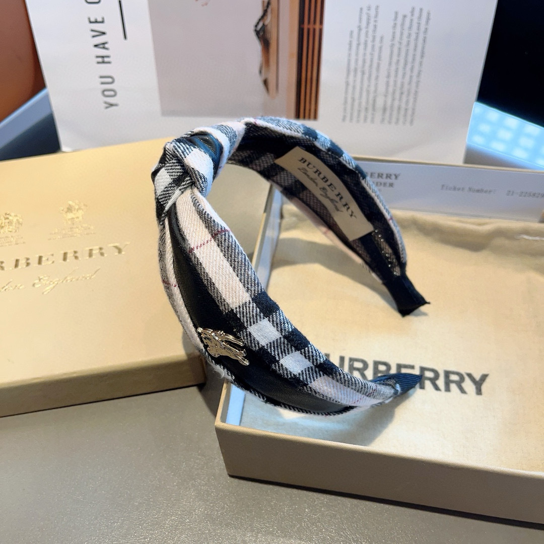 配包装
巴宝莉BURBERRY 新款拼皮发箍，客供面料 🎀细节全部实拍！非常耐看又百搭、百搭款适合各种场