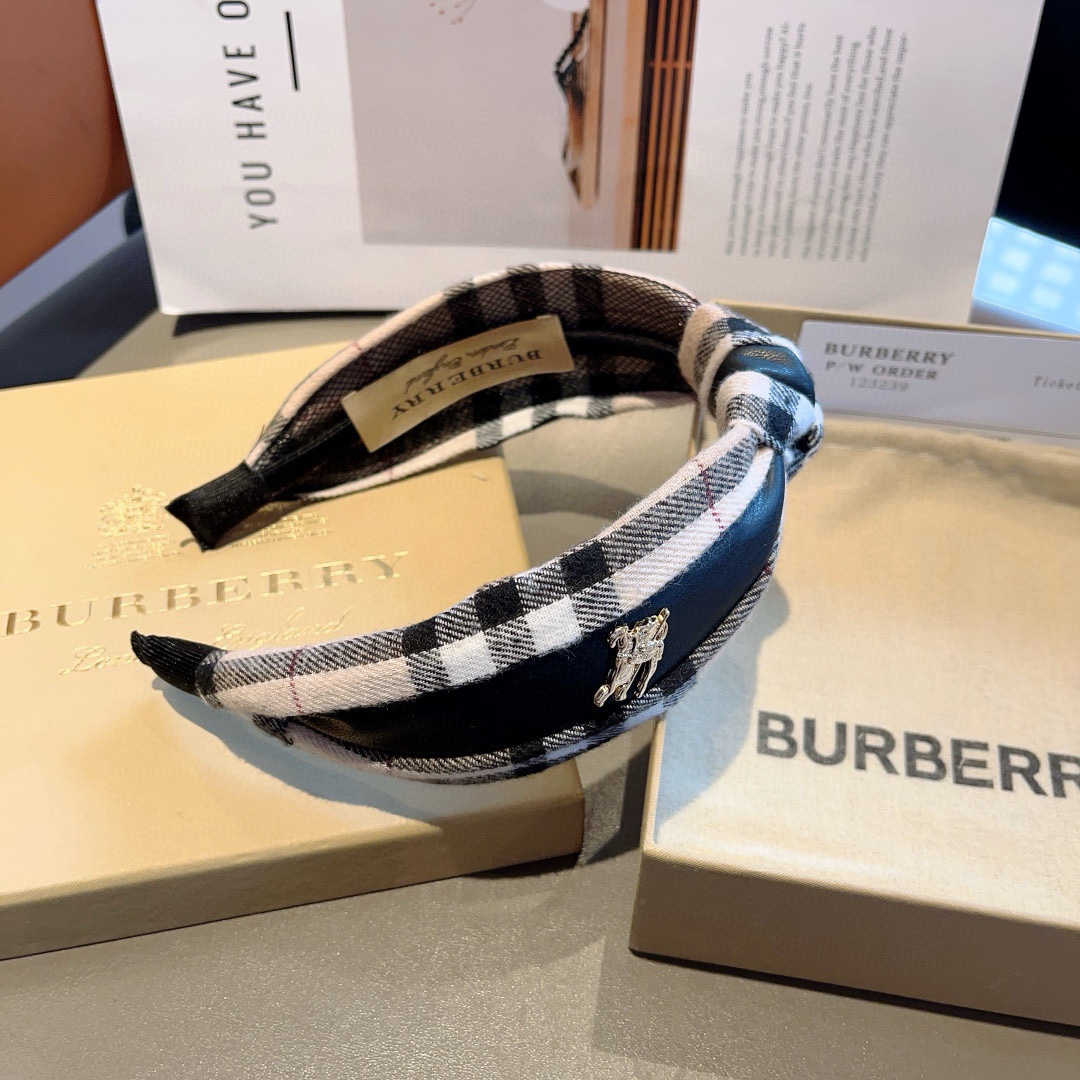 配包装
巴宝莉BURBERRY 新款拼皮发箍，客供面料 🎀细节全部实拍！非常耐看又百搭、百搭款适合各种场