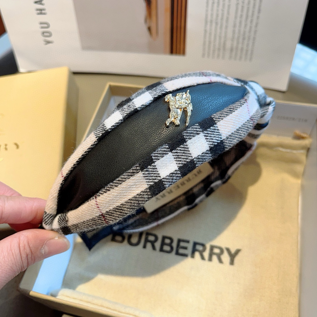 配包装
巴宝莉BURBERRY 新款拼皮发箍，客供面料 🎀细节全部实拍！非常耐看又百搭、百搭款适合各种场