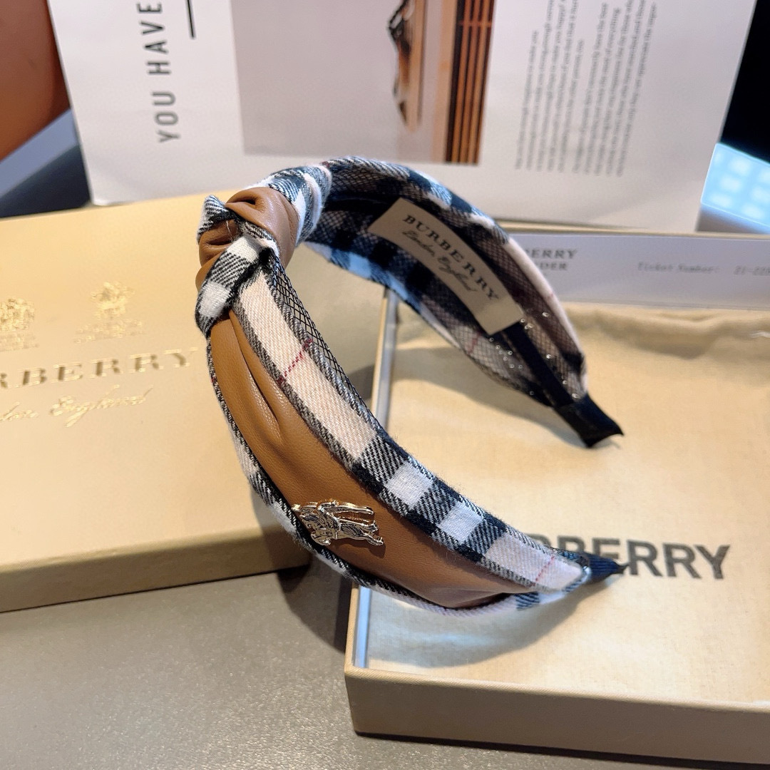 配包装
巴宝莉BURBERRY 新款拼皮发箍，客供面料 🎀细节全部实拍！非常耐看又百搭、百搭款适合各种场