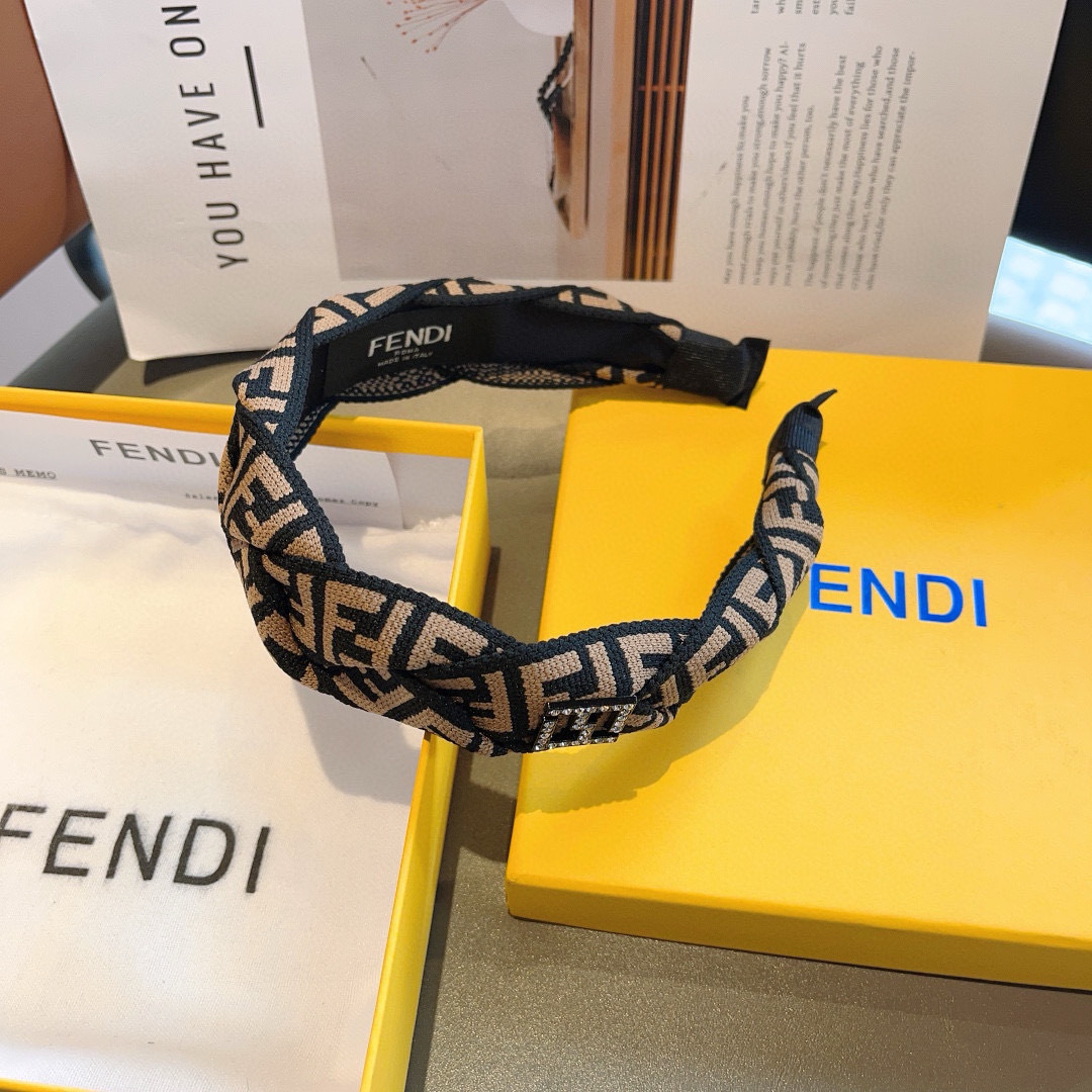 配包装
FENDI 芬迪 2024火爆新款发箍，宽版原单货， 简约百搭，潮女必备品，超级的高大上！