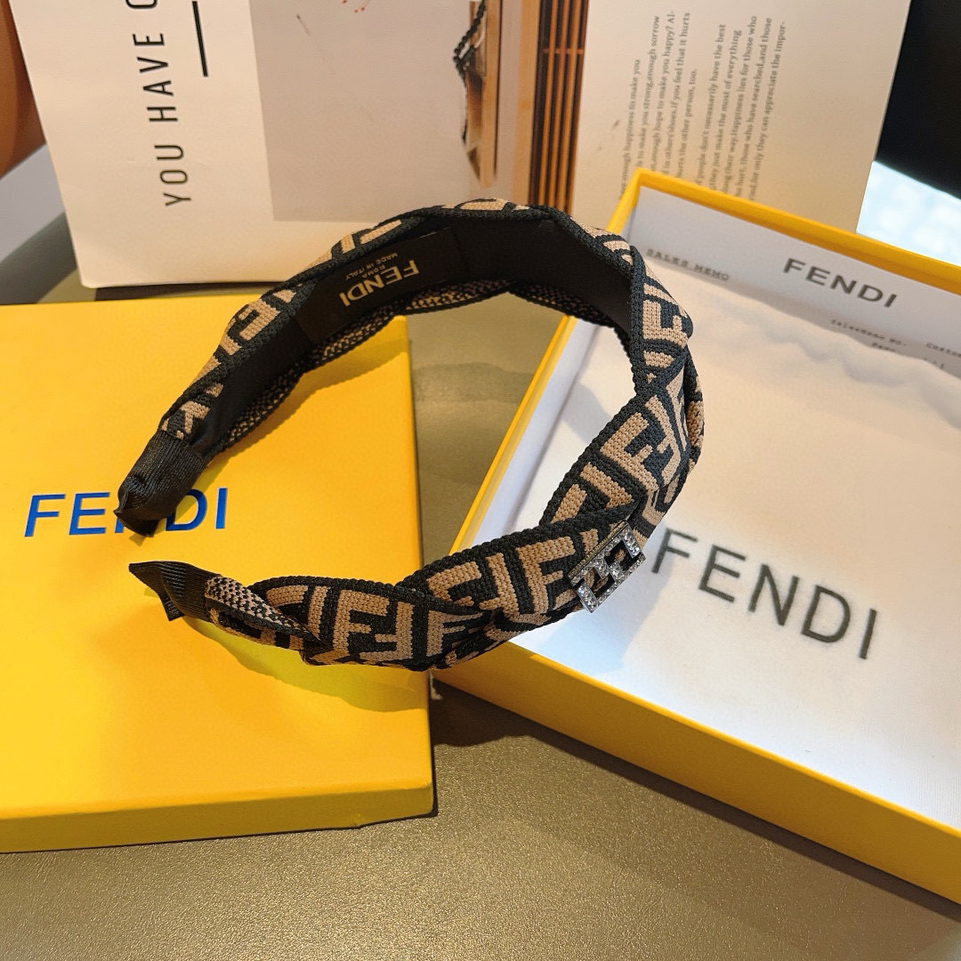 配包装
FENDI 芬迪 2024火爆新款发箍，宽版原单货， 简约百搭，潮女必备品，超级的高大上！