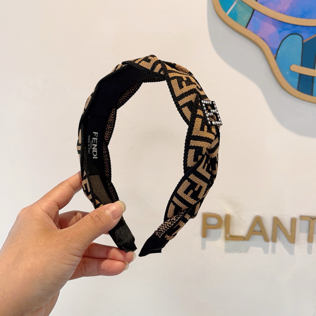 配包装
FENDI 芬迪 2024火爆新款发箍，宽版原单货， 简约百搭，潮女必备品，超级的高大上！