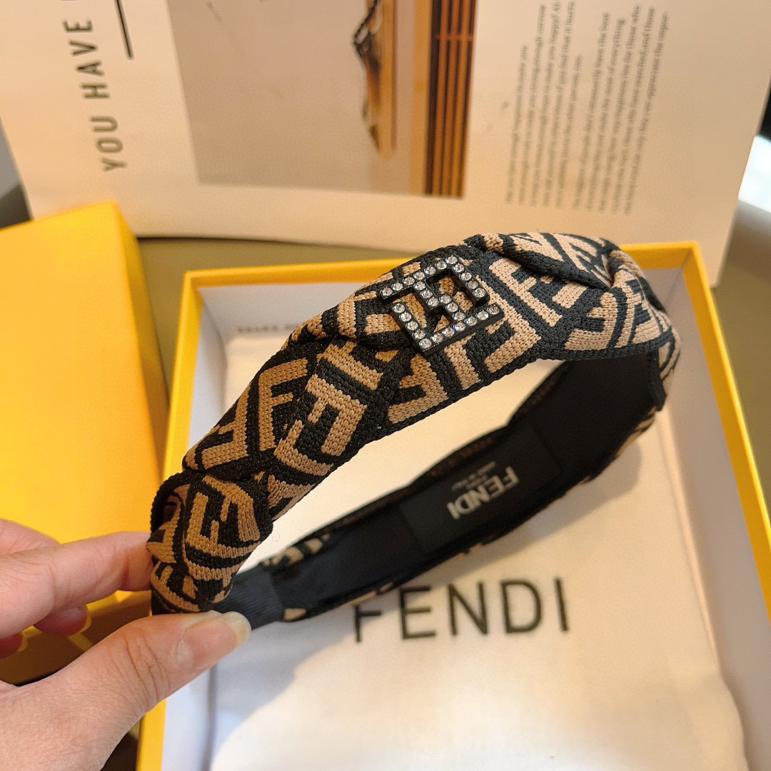 配包装
FENDI 芬迪 2024火爆新款发箍，宽版原单货， 简约百搭，潮女必备品，超级的高大上！