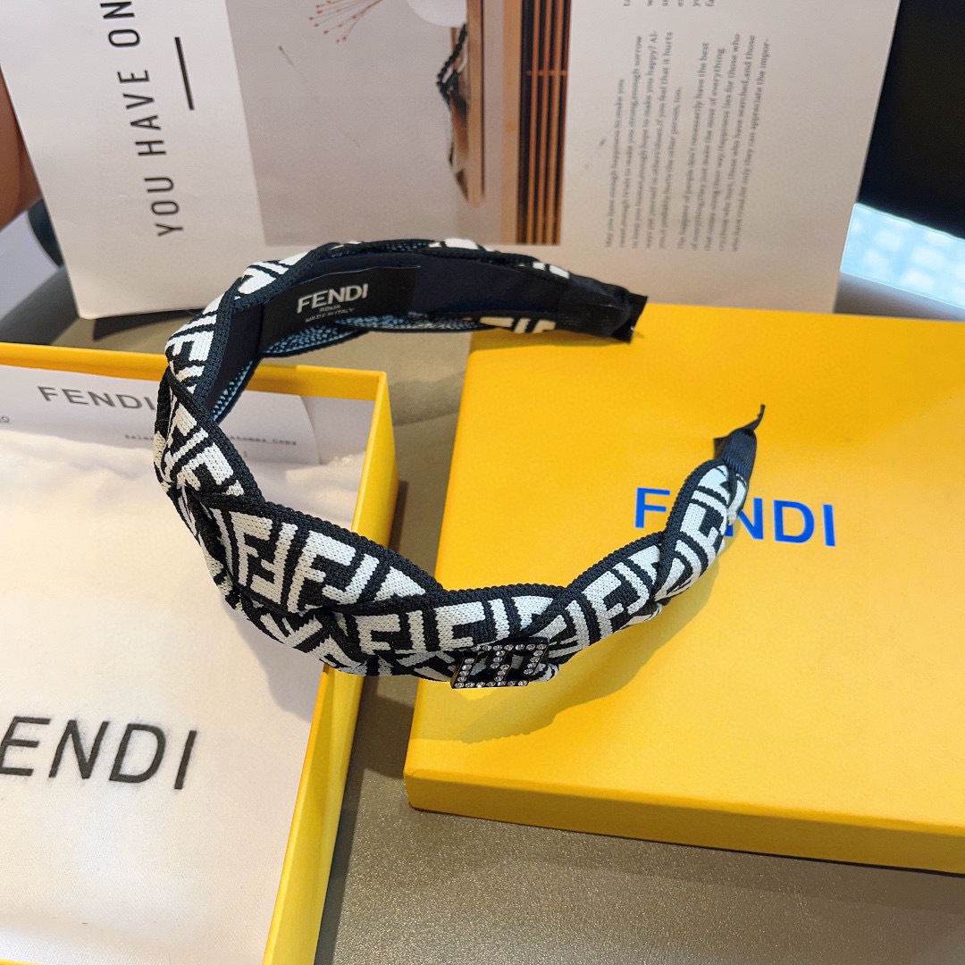 配包装
FENDI 芬迪 2024火爆新款发箍，宽版原单货， 简约百搭，潮女必备品，超级的高大上！
