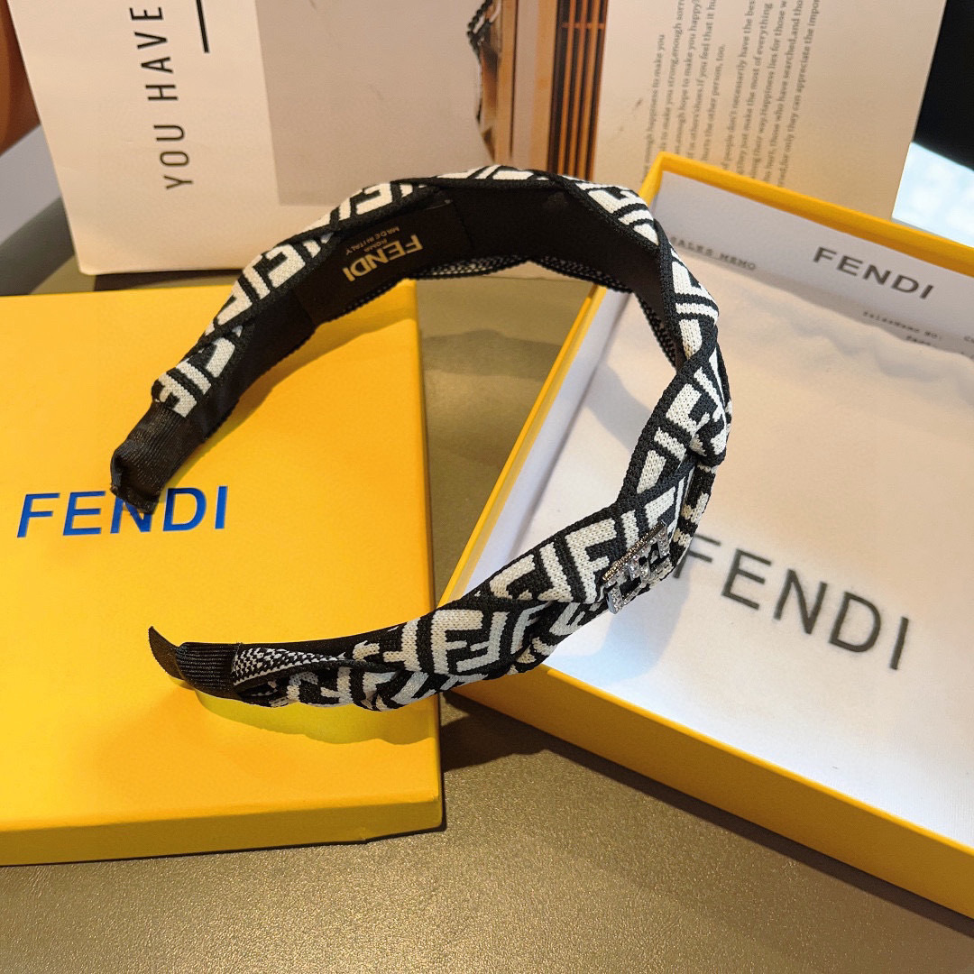 配包装
FENDI 芬迪 2024火爆新款发箍，宽版原单货， 简约百搭，潮女必备品，超级的高大上！