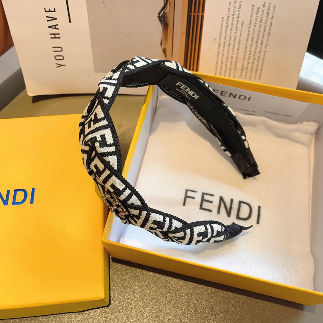 配包装
FENDI 芬迪 2024火爆新款发箍，宽版原单货， 简约百搭，潮女必备品，超级的高大上！