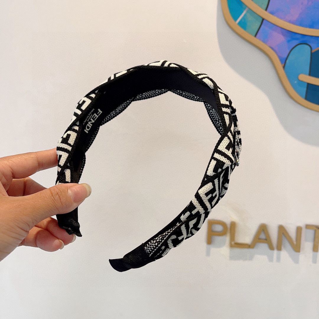 配包装
FENDI 芬迪 2024火爆新款发箍，宽版原单货， 简约百搭，潮女必备品，超级的高大上！