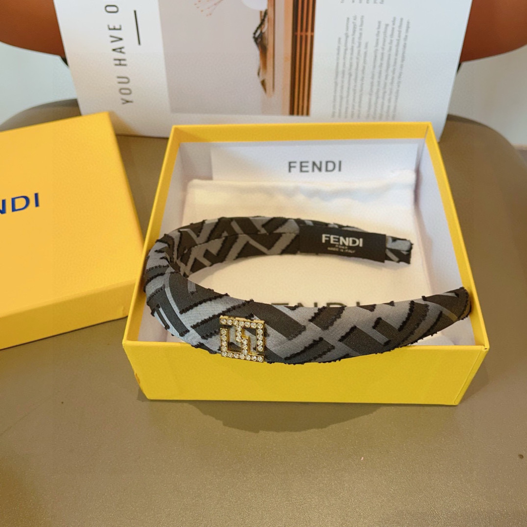 配包装
FENDI 芬迪 2024火爆新款发箍，细版原单货， 简约百搭，潮女必备品，超级的高大上！