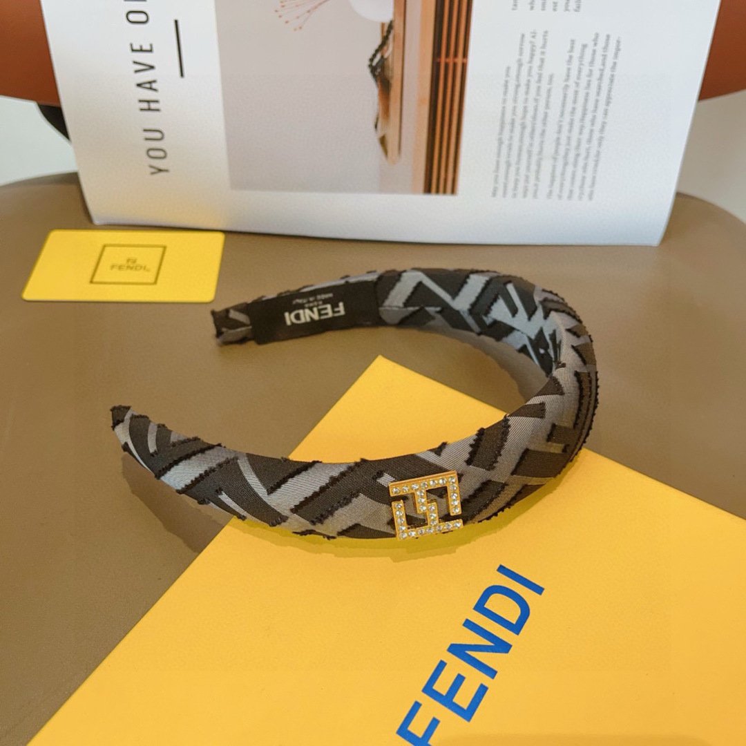 配包装
FENDI 芬迪 2024火爆新款发箍，细版原单货， 简约百搭，潮女必备品，超级的高大上！
