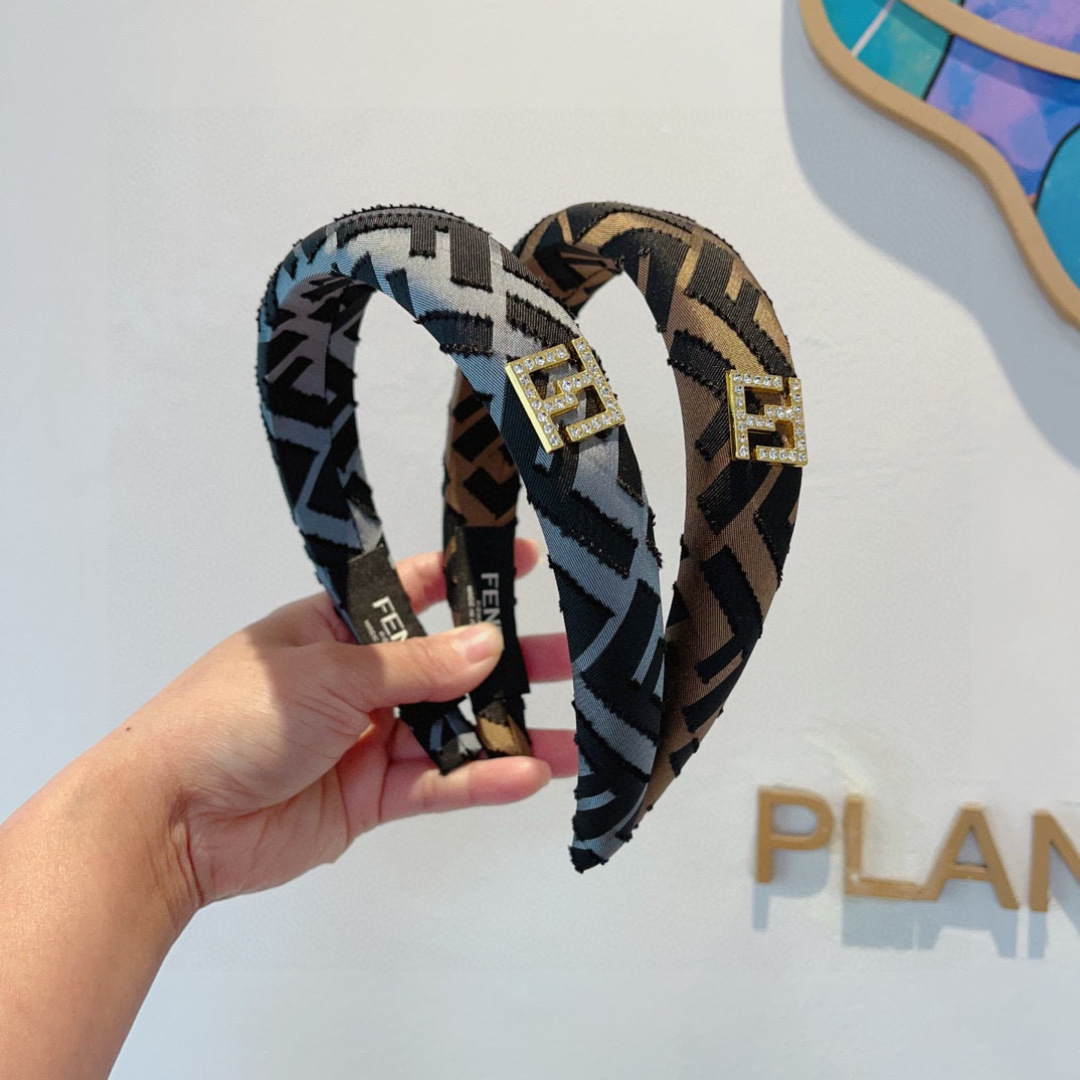 配包装
FENDI 芬迪 2024火爆新款发箍，细版原单货， 简约百搭，潮女必备品，超级的高大上！