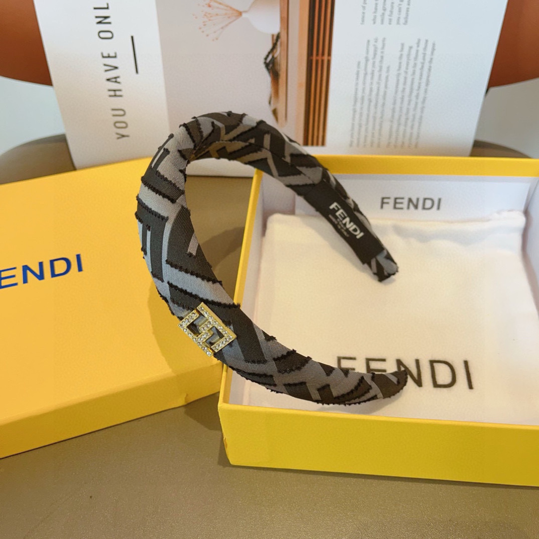 配包装
FENDI 芬迪 2024火爆新款发箍，细版原单货， 简约百搭，潮女必备品，超级的高大上！