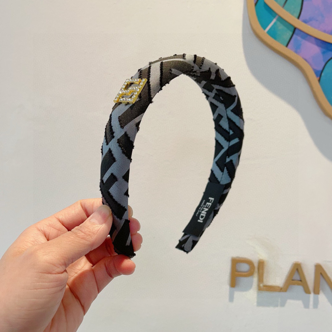 配包装
FENDI 芬迪 2024火爆新款发箍，细版原单货， 简约百搭，潮女必备品，超级的高大上！