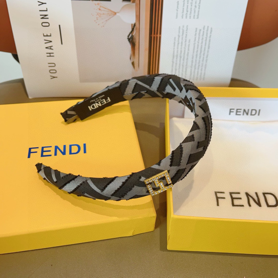 配包装
FENDI 芬迪 2024火爆新款发箍，细版原单货， 简约百搭，潮女必备品，超级的高大上！
