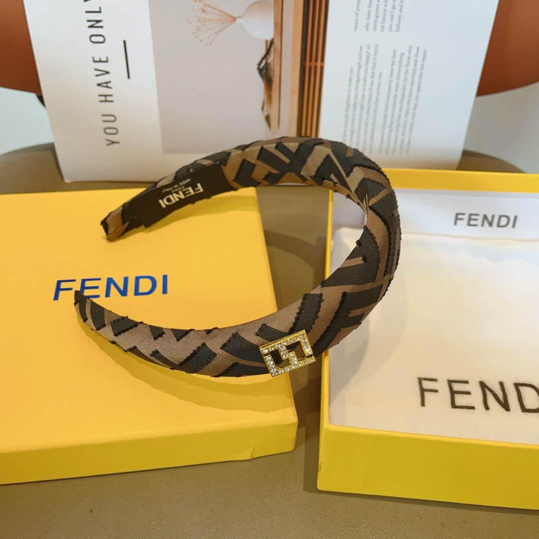 配包装
FENDI 芬迪 2024火爆新款发箍，细版原单货， 简约百搭，潮女必备品，超级的高大上！