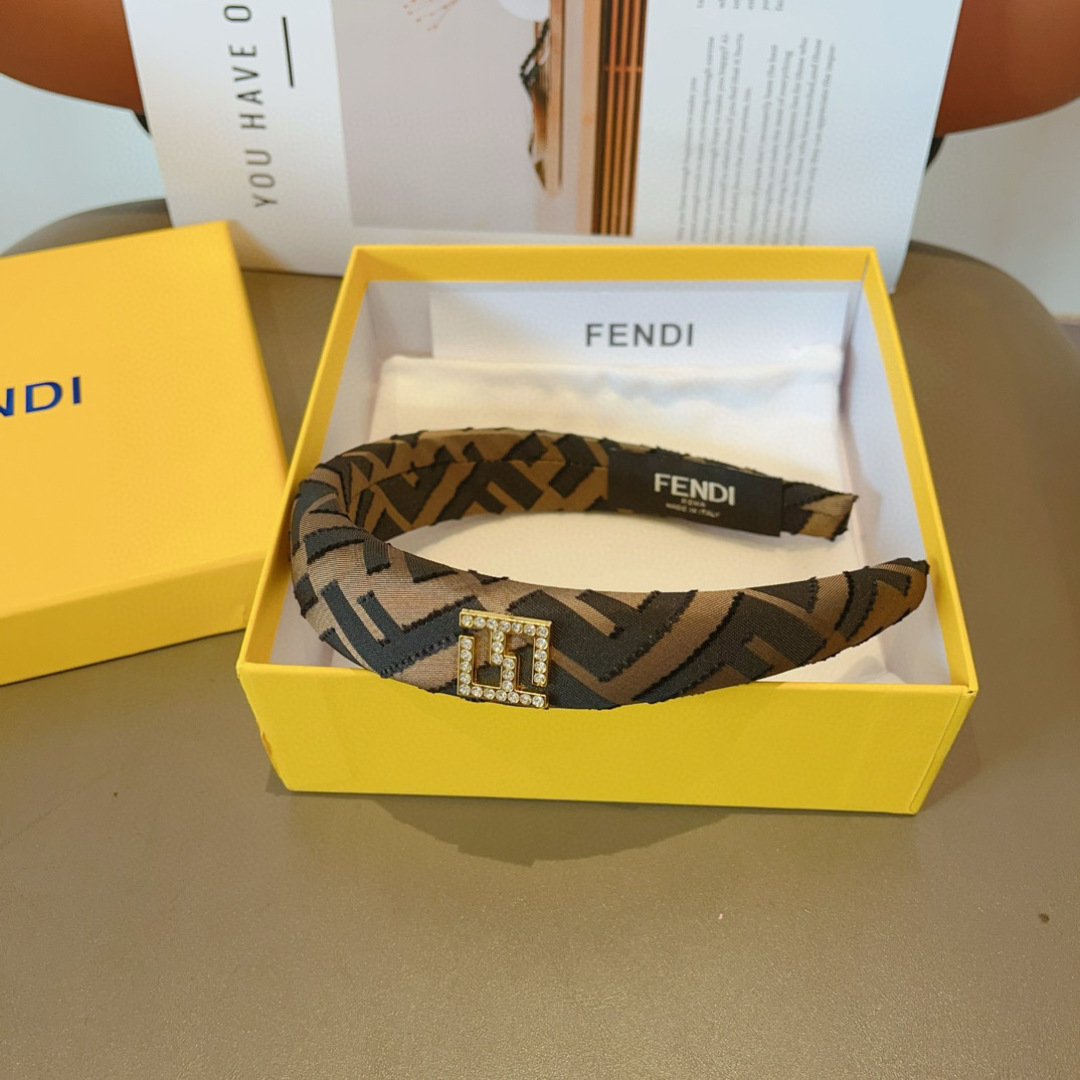 配包装
FENDI 芬迪 2024火爆新款发箍，细版原单货， 简约百搭，潮女必备品，超级的高大上！