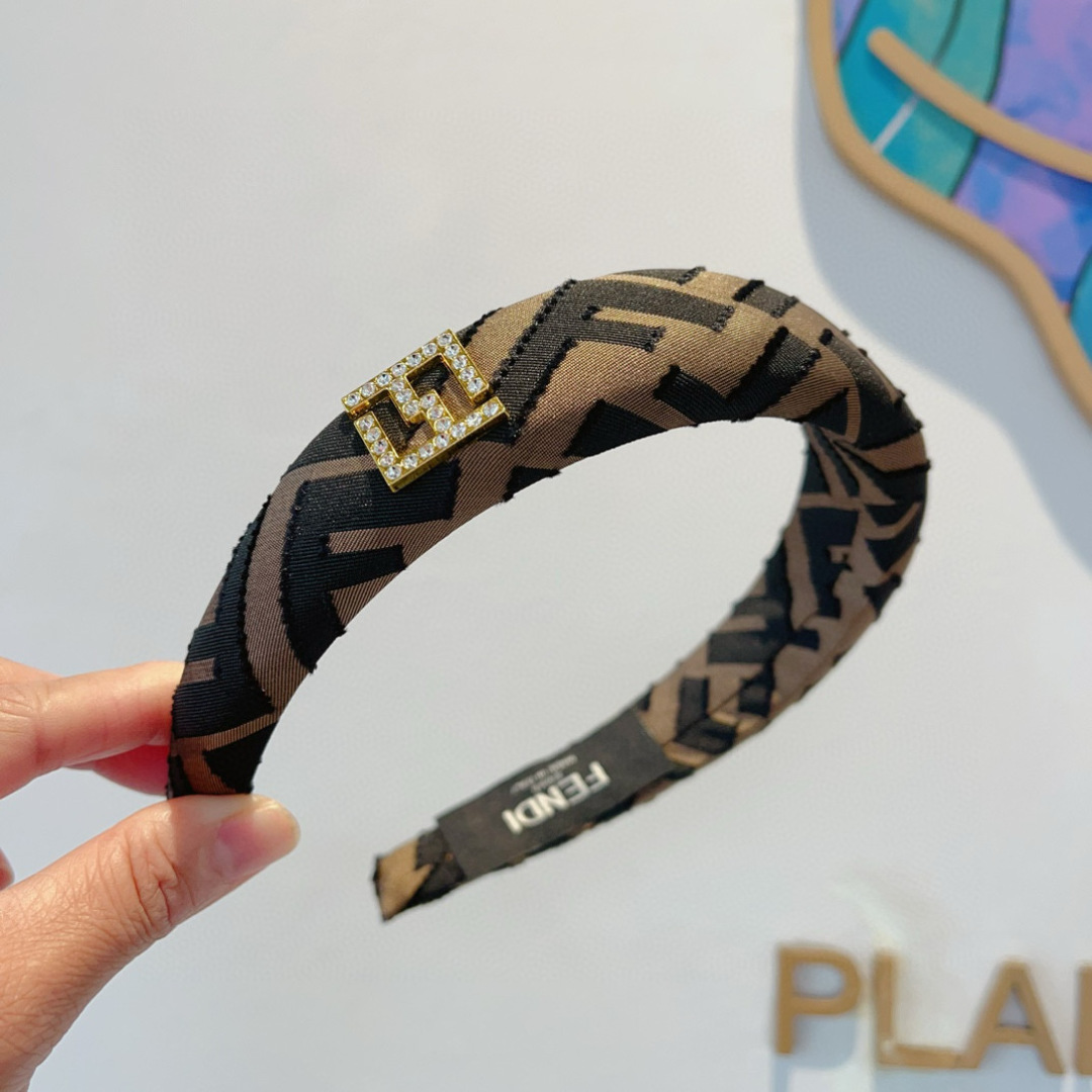 配包装
FENDI 芬迪 2024火爆新款发箍，细版原单货， 简约百搭，潮女必备品，超级的高大上！