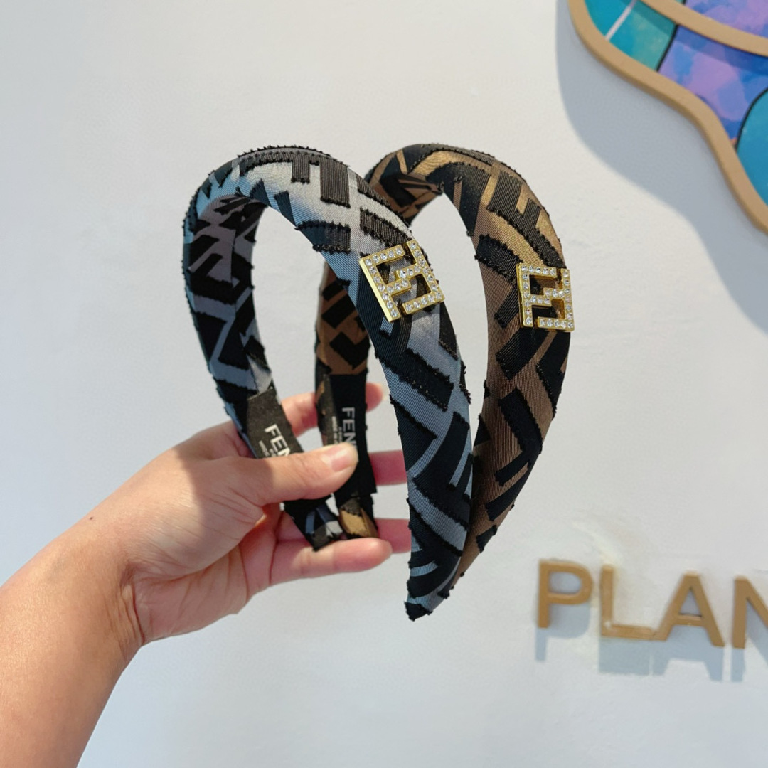 配包装
FENDI 芬迪 2024火爆新款发箍，细版原单货， 简约百搭，潮女必备品，超级的高大上！