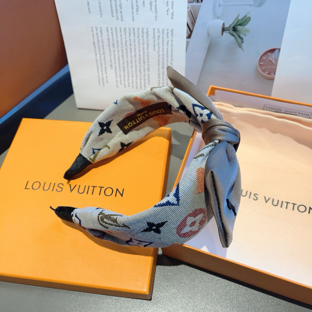 配包装
LV 路易威登 火爆新款蝴蝶结宽版发箍，时尚头箍，专柜最最新款来袭💕时尚百搭，女神必入  ！