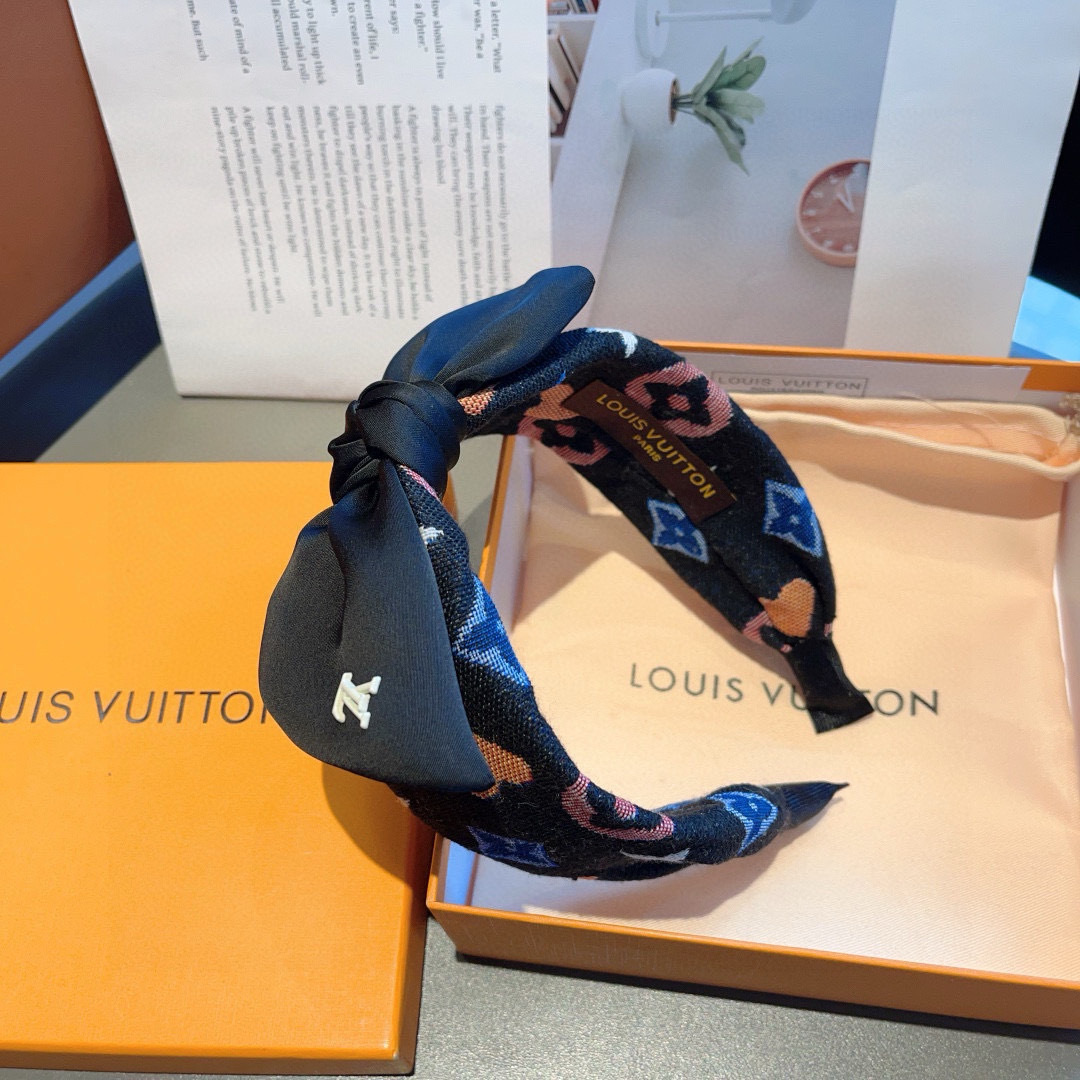 配包装
LV 路易威登 火爆新款蝴蝶结宽版发箍，时尚头箍，专柜最最新款来袭💕时尚百搭，女神必入  ！