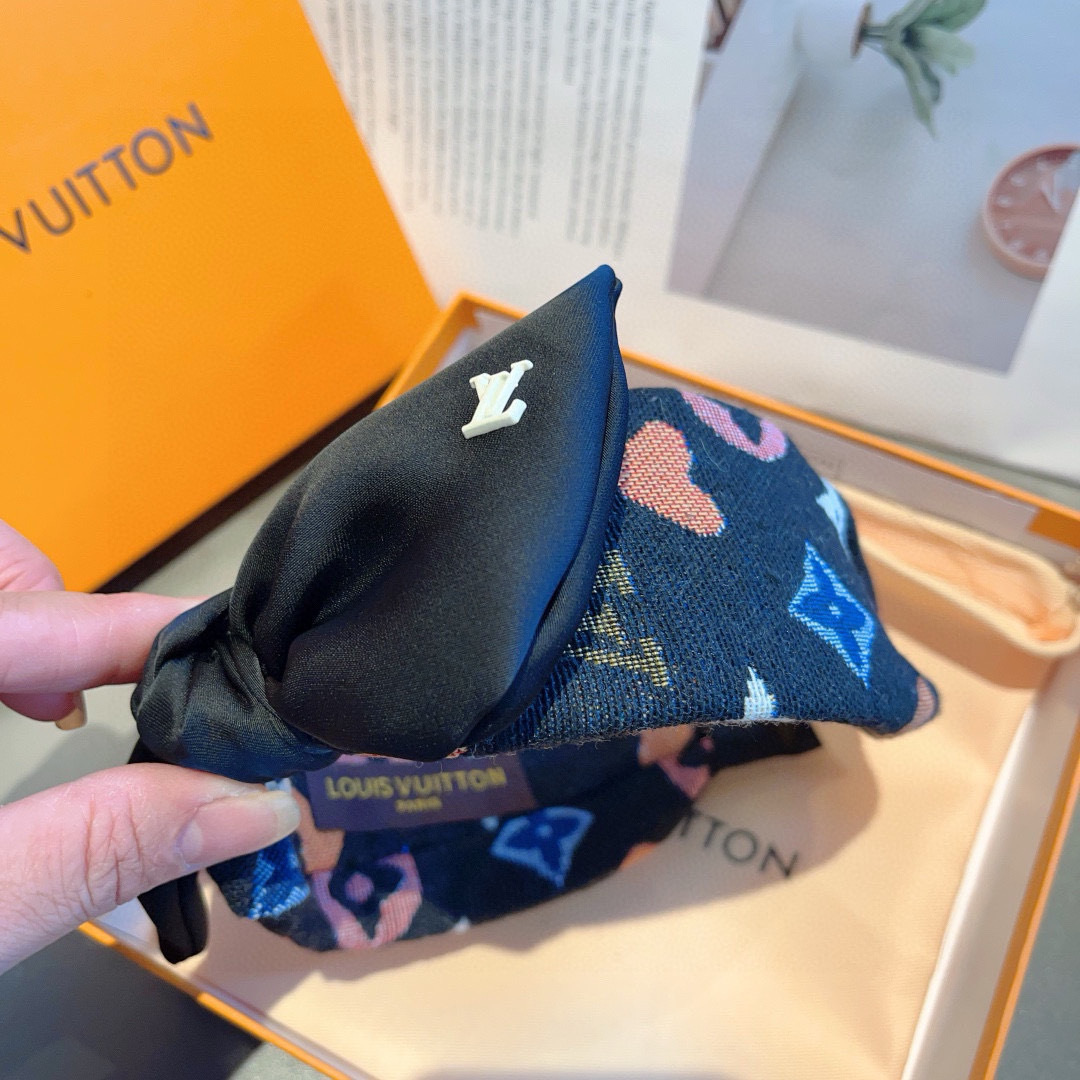 配包装
LV 路易威登 火爆新款蝴蝶结宽版发箍，时尚头箍，专柜最最新款来袭💕时尚百搭，女神必入  ！