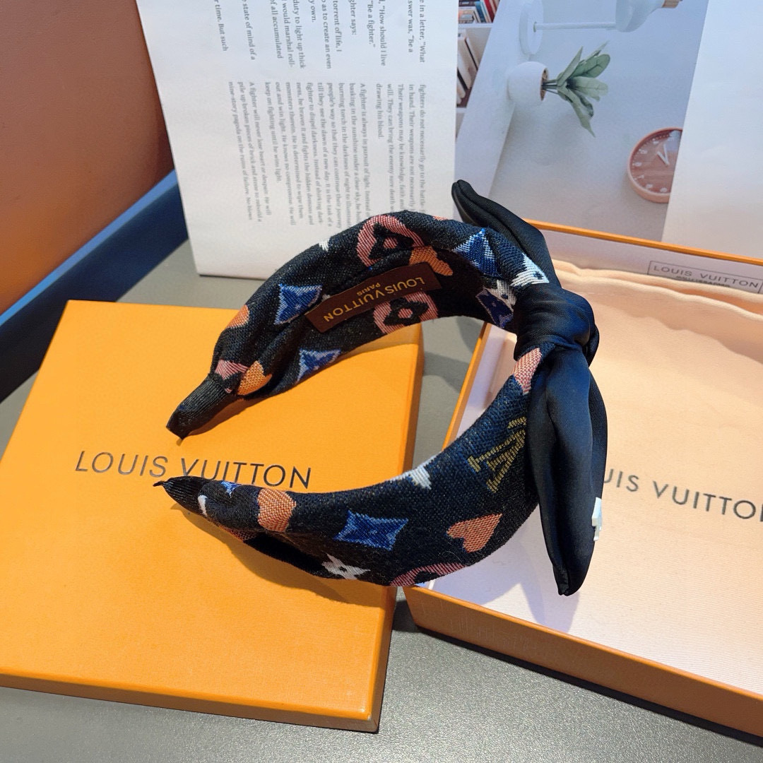 配包装
LV 路易威登 火爆新款蝴蝶结宽版发箍，时尚头箍，专柜最最新款来袭💕时尚百搭，女神必入  ！