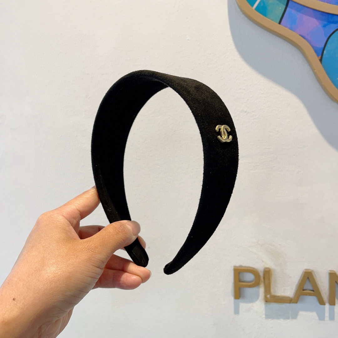 配包装
CHANEL（香奈儿）新款精美字母宽边发箍，复古网红爆款头箍 搭配高端材质，超精致，时尚高级感百