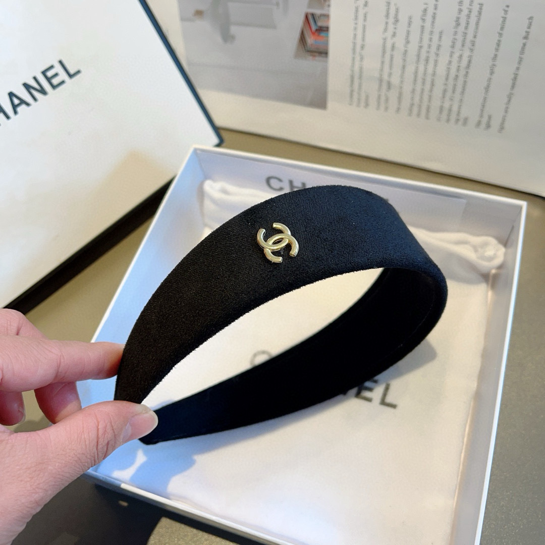 配包装
CHANEL（香奈儿）新款精美字母宽边发箍，复古网红爆款头箍 搭配高端材质，超精致，时尚高级感百