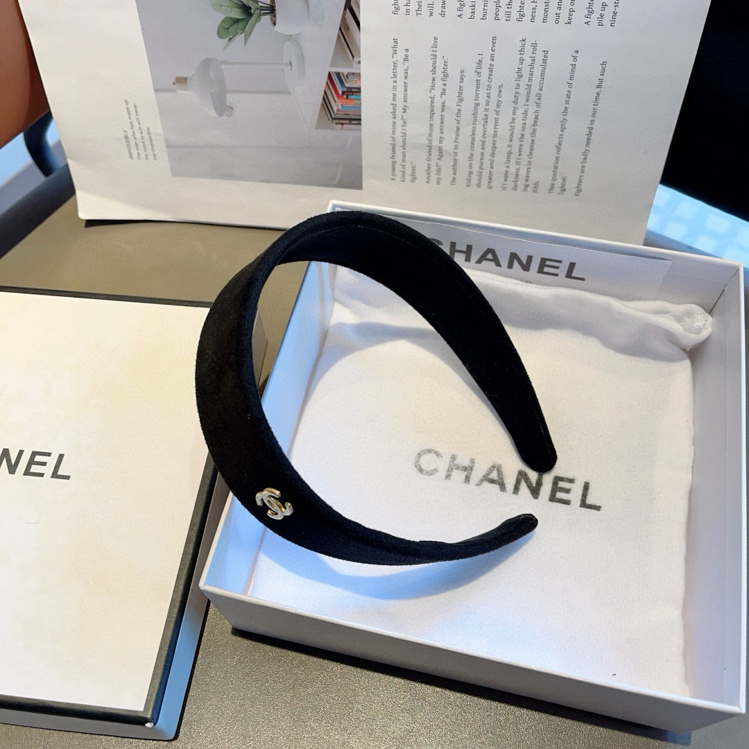 配包装
CHANEL（香奈儿）新款精美字母宽边发箍，复古网红爆款头箍 搭配高端材质，超精致，时尚高级感百