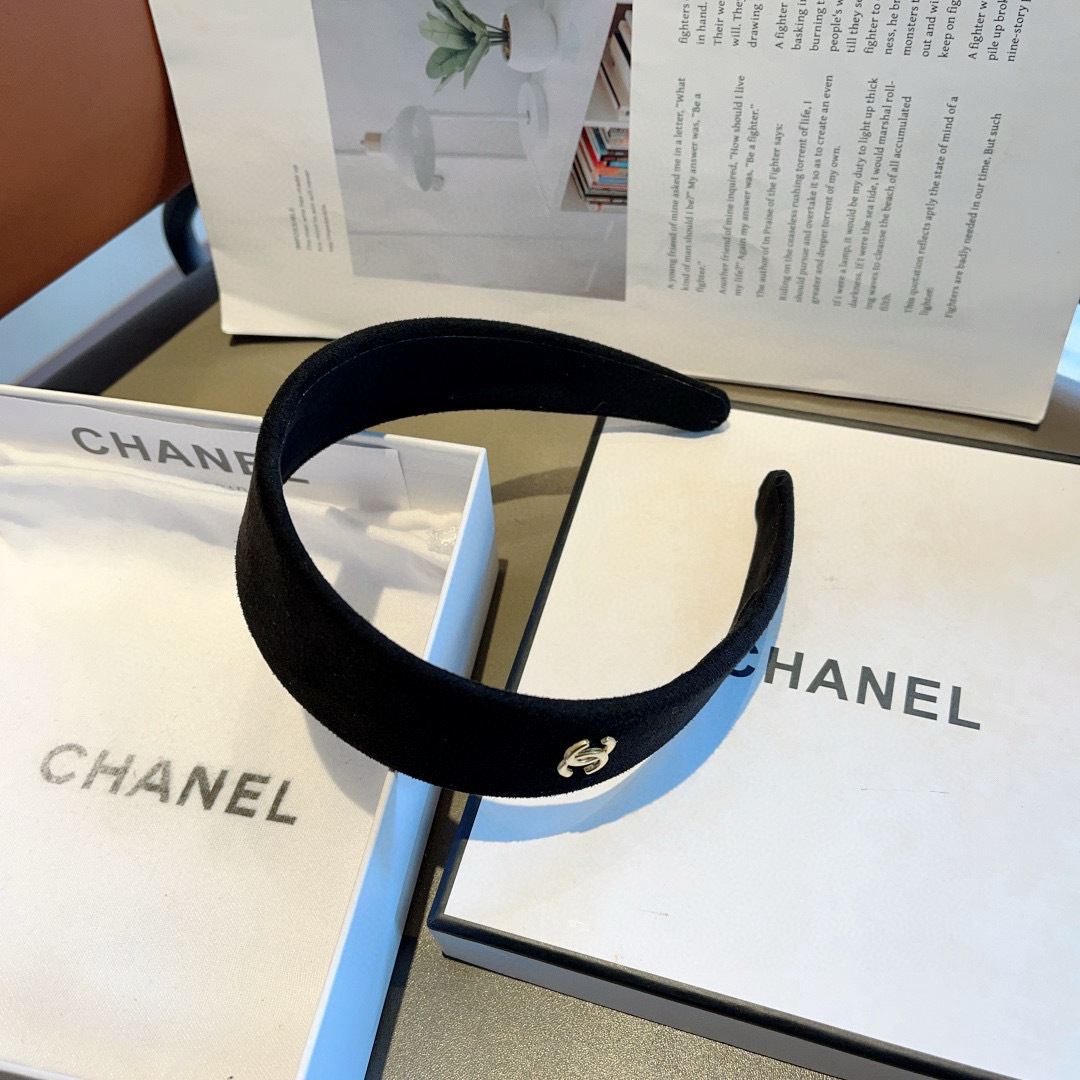 配包装
CHANEL（香奈儿）新款精美字母宽边发箍，复古网红爆款头箍 搭配高端材质，超精致，时尚高级感百