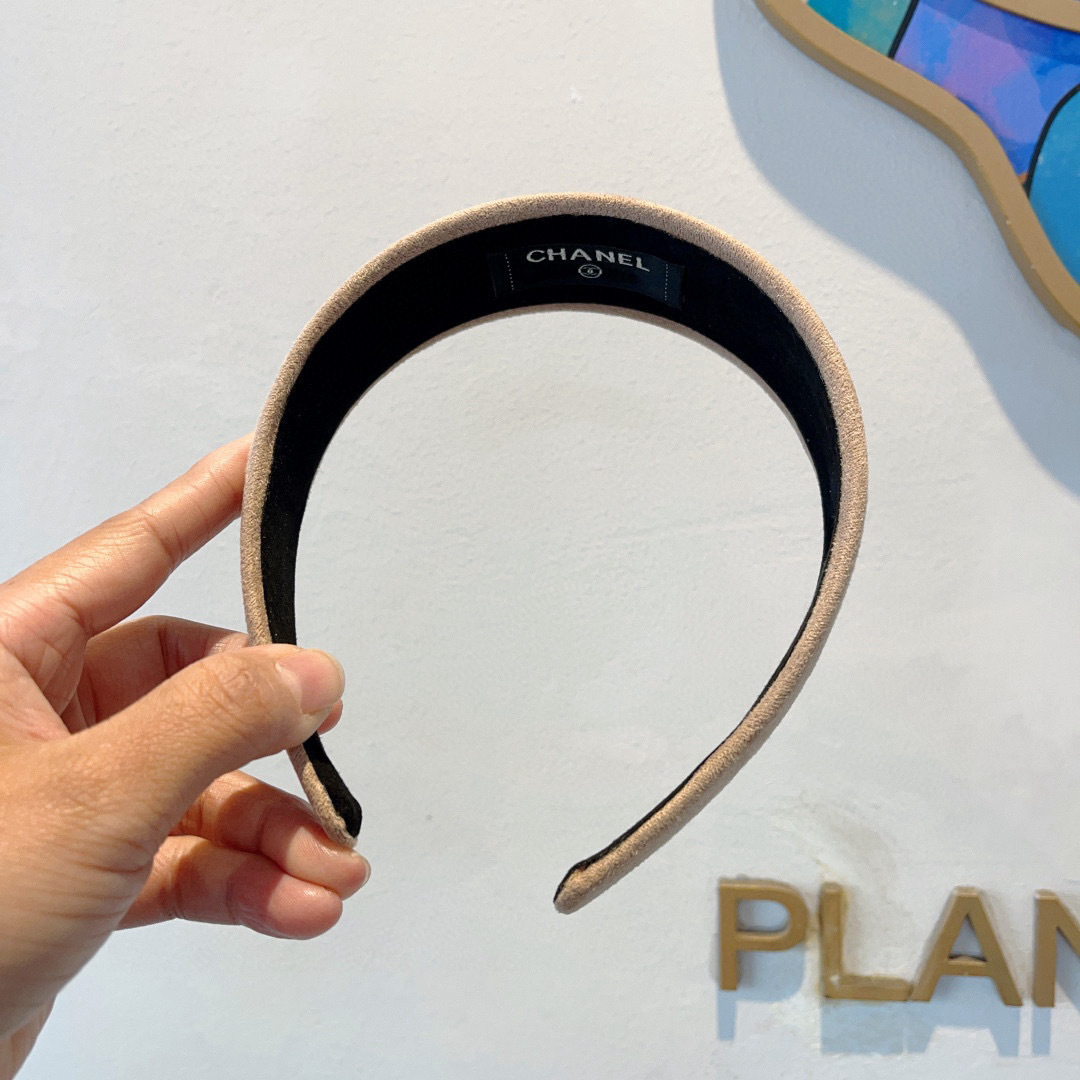 配包装
CHANEL（香奈儿）新款精美字母宽边发箍，复古网红爆款头箍 搭配高端材质，超精致，时尚高级感百