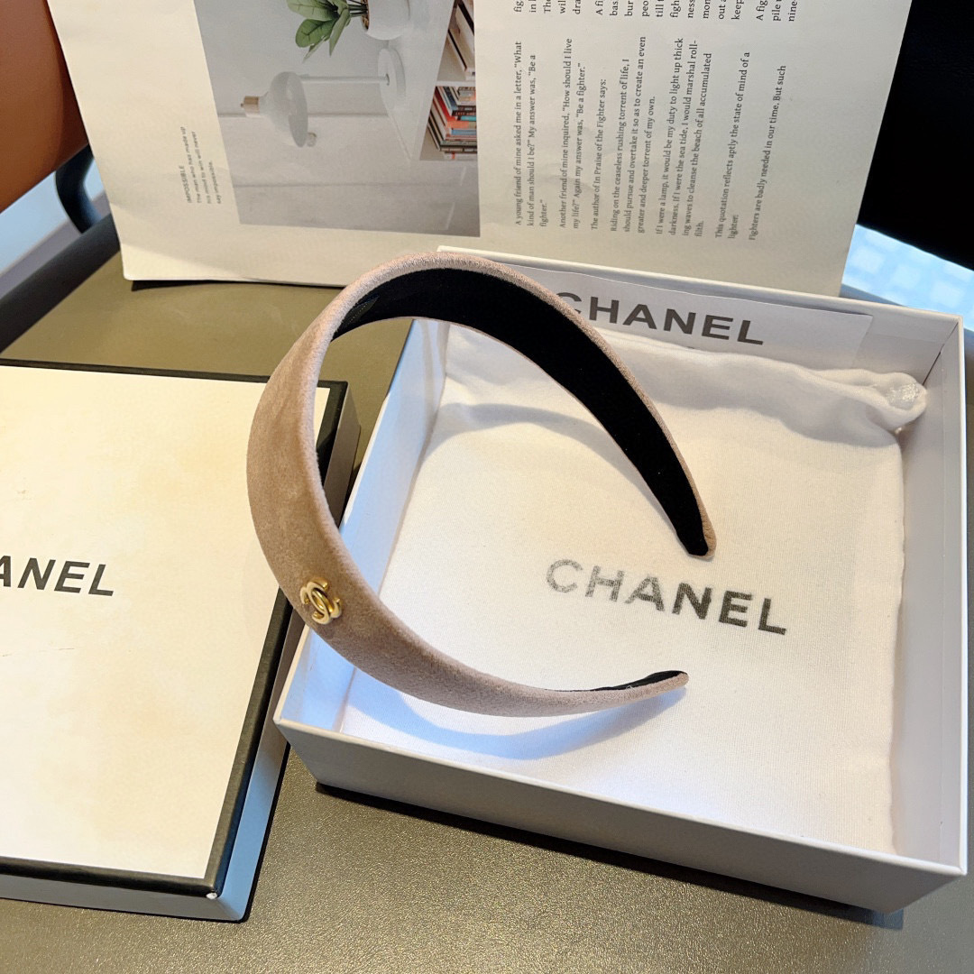配包装
CHANEL（香奈儿）新款精美字母宽边发箍，复古网红爆款头箍 搭配高端材质，超精致，时尚高级感百
