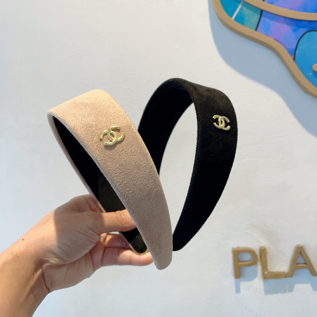 配包装
CHANEL（香奈儿）新款精美字母宽边发箍，复古网红爆款头箍 搭配高端材质，超精致，时尚高级感百