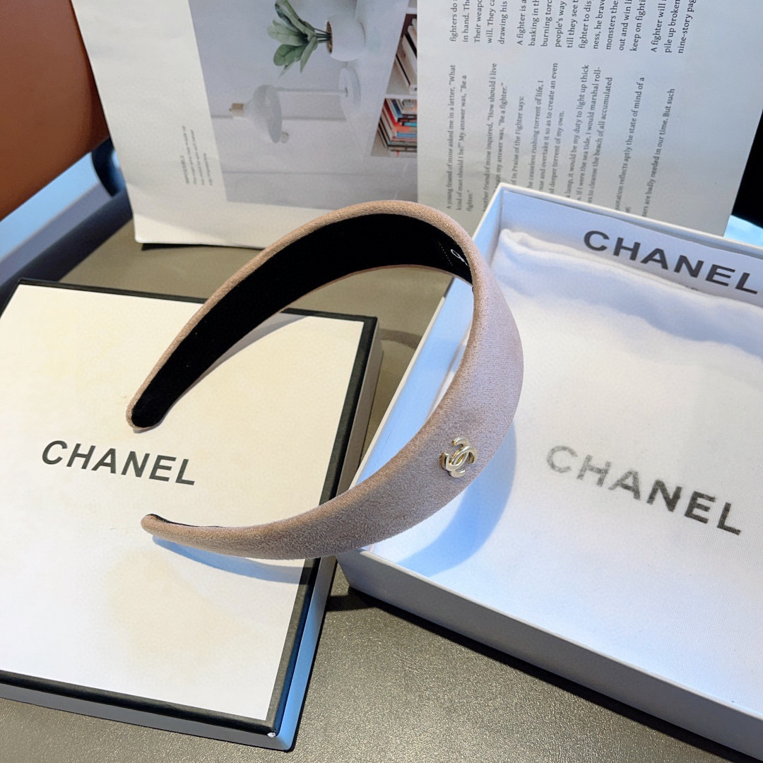 配包装
CHANEL（香奈儿）新款精美字母宽边发箍，复古网红爆款头箍 搭配高端材质，超精致，时尚高级感百
