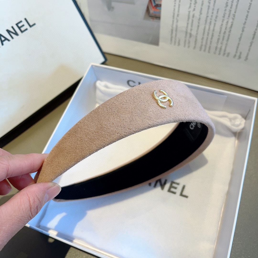 配包装
CHANEL（香奈儿）新款精美字母宽边发箍，复古网红爆款头箍 搭配高端材质，超精致，时尚高级感百