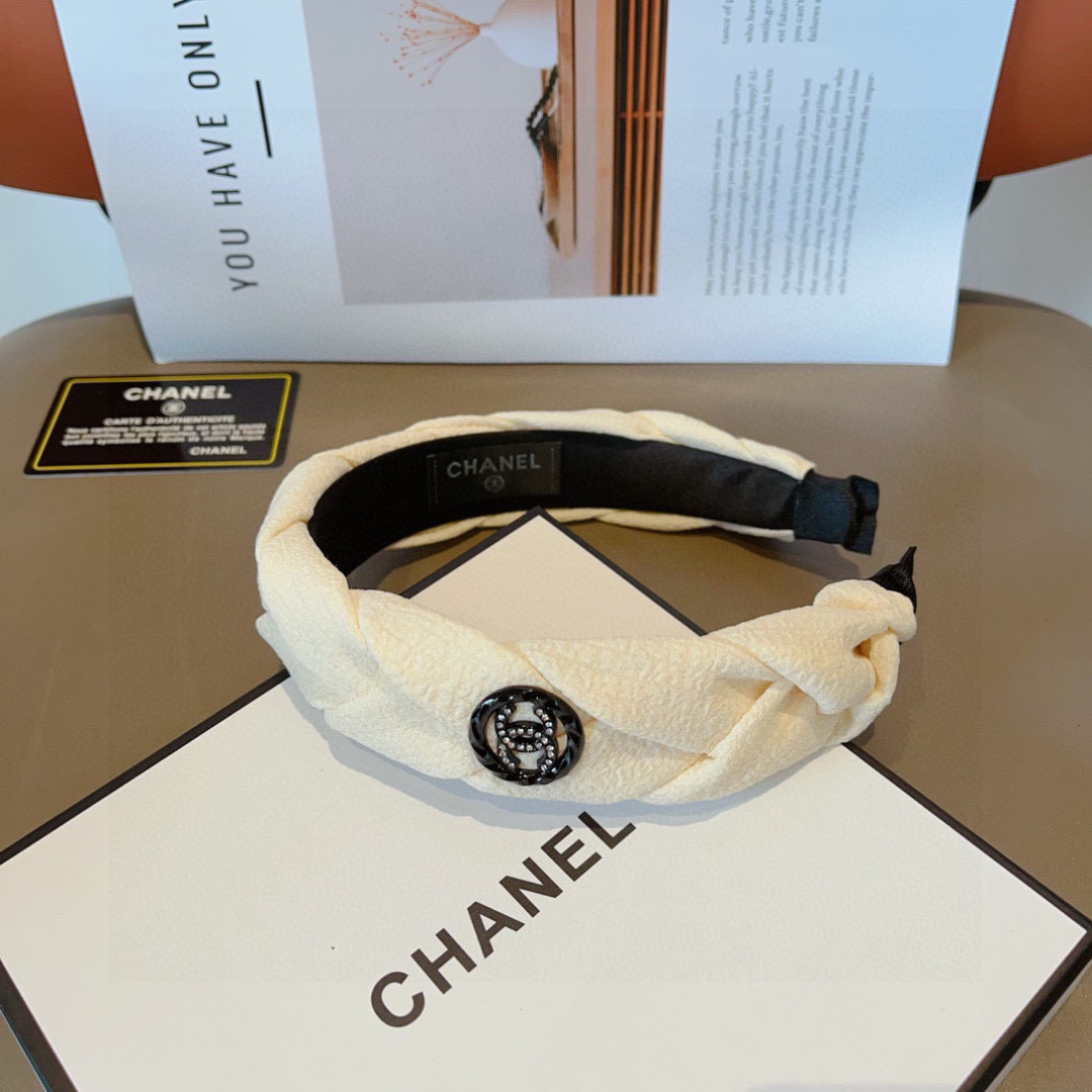配包装
CHANEL（香奈儿）最新款小香发箍，新品巨显脸小头箍，网红爆款推荐 搭配高端双Ｃlogo ，超