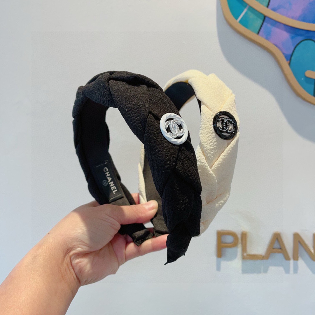 配包装
CHANEL（香奈儿）最新款小香发箍，新品巨显脸小头箍，网红爆款推荐 搭配高端双Ｃlogo ，超