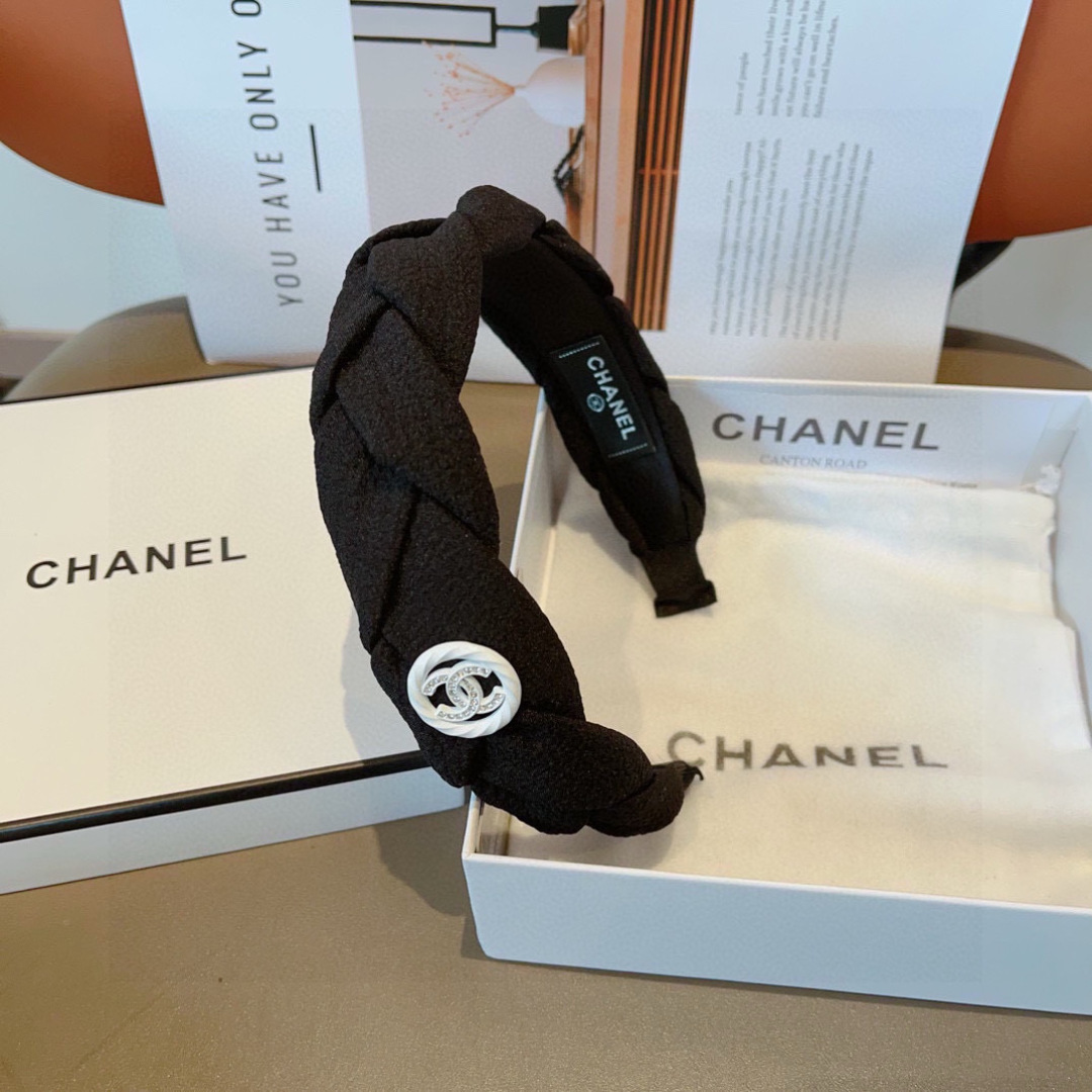 配包装
CHANEL（香奈儿）最新款小香发箍，新品巨显脸小头箍，网红爆款推荐 搭配高端双Ｃlogo ，超