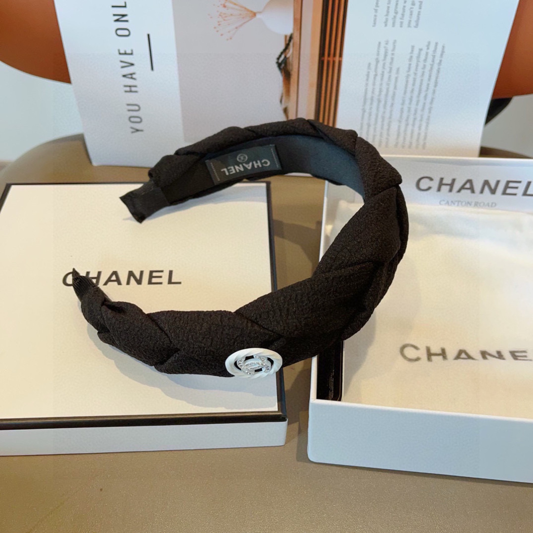 配包装
CHANEL（香奈儿）最新款小香发箍，新品巨显脸小头箍，网红爆款推荐 搭配高端双Ｃlogo ，超