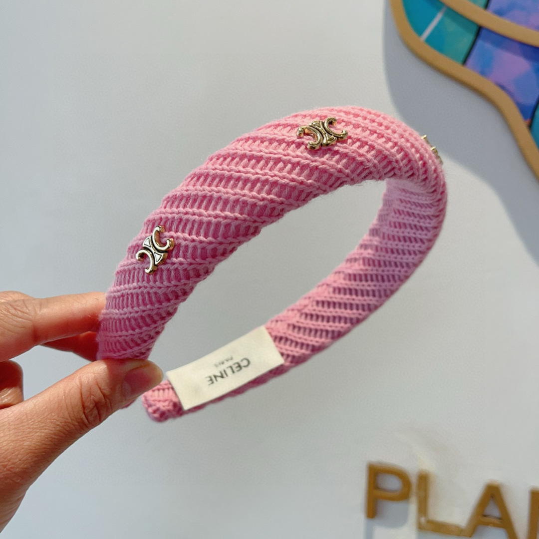 配包装
CELINE（赛琳）韩国新品小清新字母毛线发箍，佩戴舒适无压力，造型搭配必备！时尚外出百搭款发饰