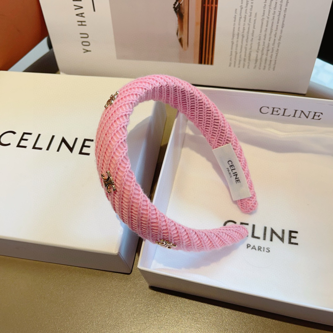 配包装
CELINE（赛琳）韩国新品小清新字母毛线发箍，佩戴舒适无压力，造型搭配必备！时尚外出百搭款发饰