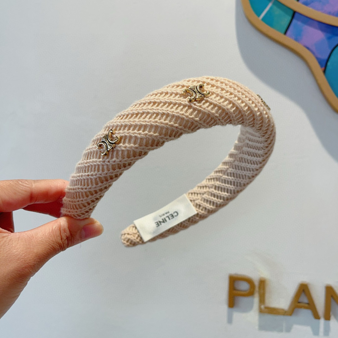 配包装
CELINE（赛琳）韩国新品小清新字母毛线发箍，佩戴舒适无压力，造型搭配必备！时尚外出百搭款发饰