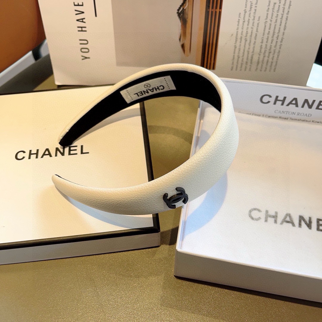 配包装
CHANEL（香奈儿）最新款荔枝纹皮小香发箍，复古头箍，网红爆款推荐 搭配高端材质，超精致，时尚
