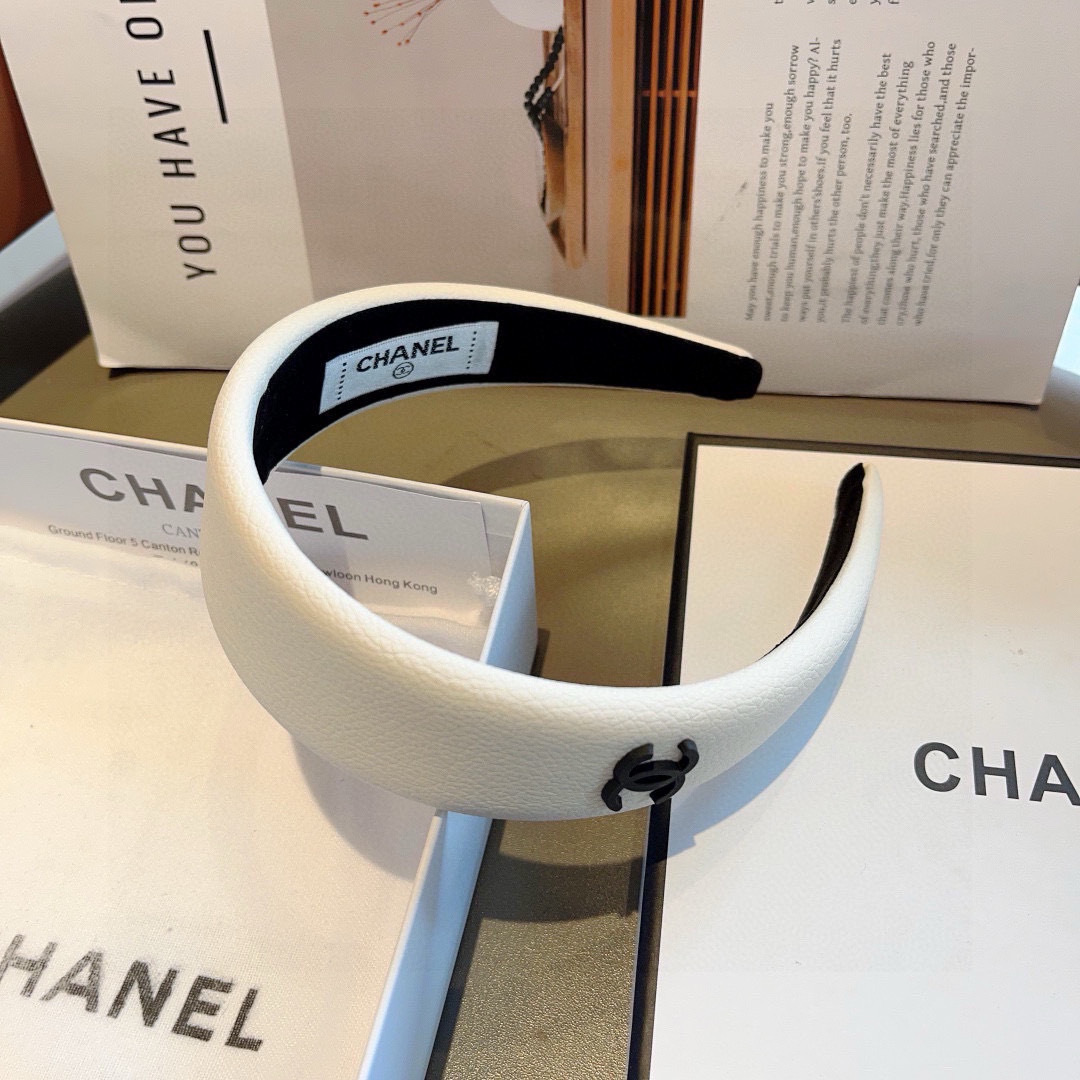 配包装
CHANEL（香奈儿）最新款荔枝纹皮小香发箍，复古头箍，网红爆款推荐 搭配高端材质，超精致，时尚