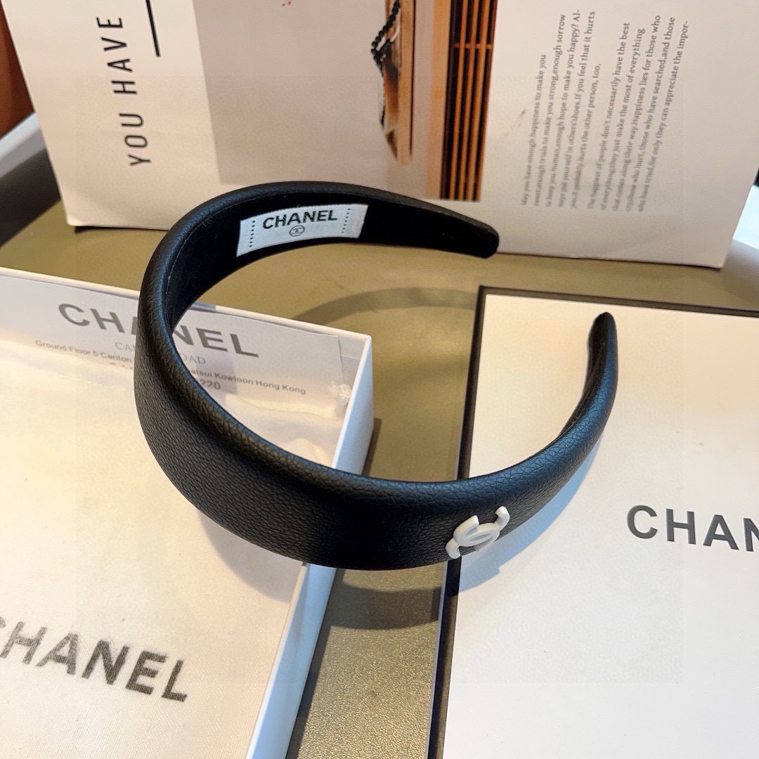 配包装
CHANEL（香奈儿）最新款荔枝纹皮小香发箍，复古头箍，网红爆款推荐 搭配高端材质，超精致，时尚