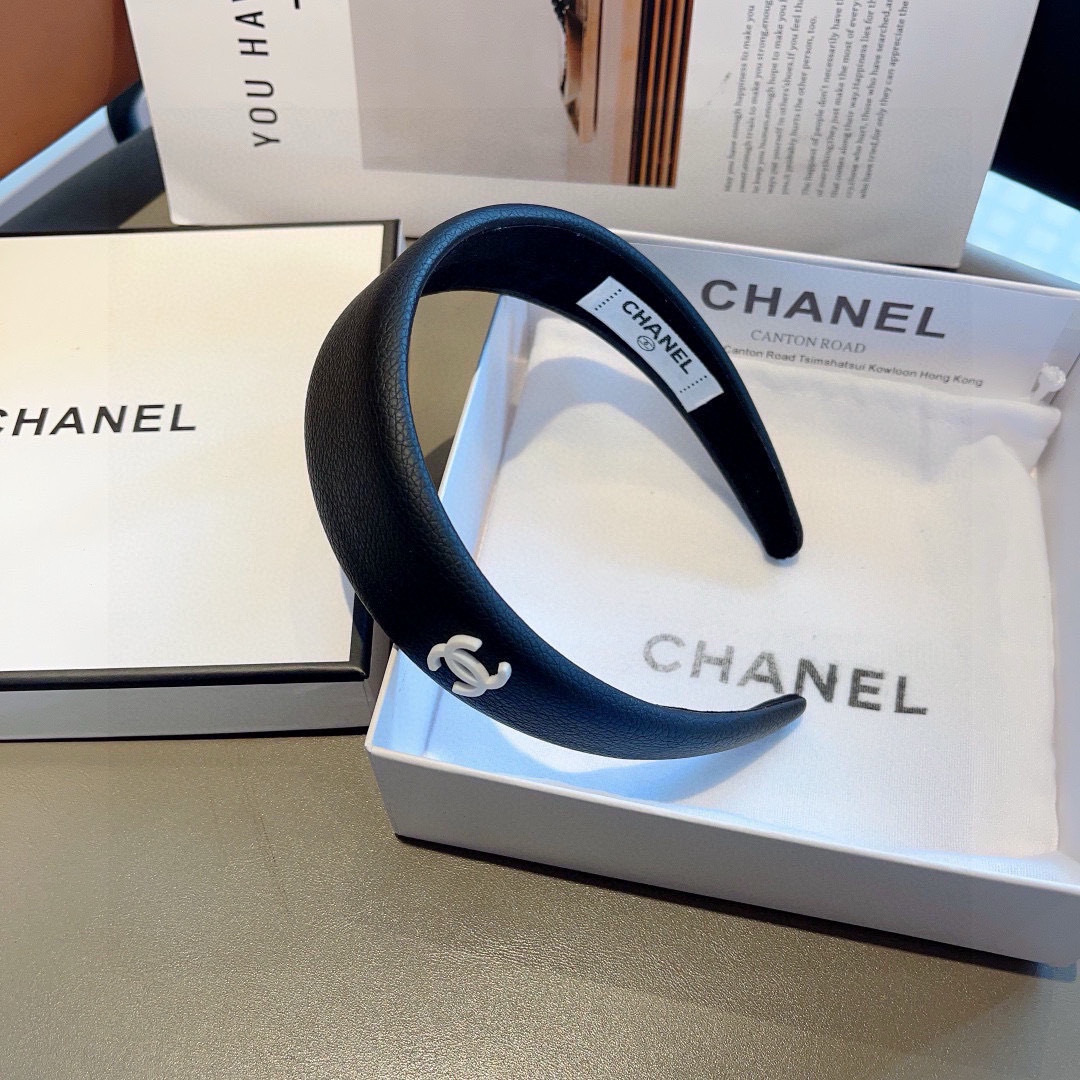 配包装
CHANEL（香奈儿）最新款荔枝纹皮小香发箍，复古头箍，网红爆款推荐 搭配高端材质，超精致，时尚