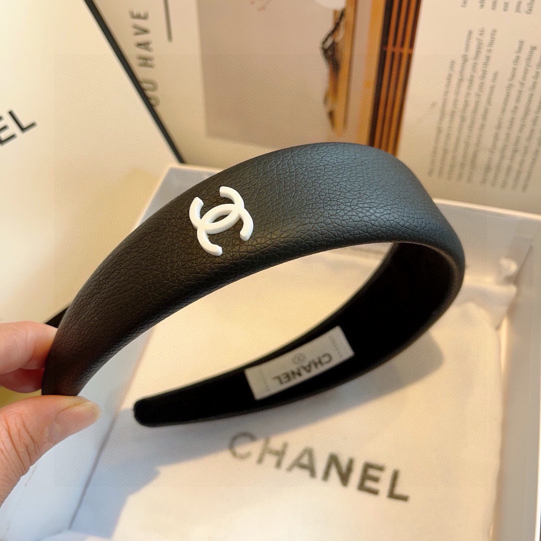配包装
CHANEL（香奈儿）最新款荔枝纹皮小香发箍，复古头箍，网红爆款推荐 搭配高端材质，超精致，时尚