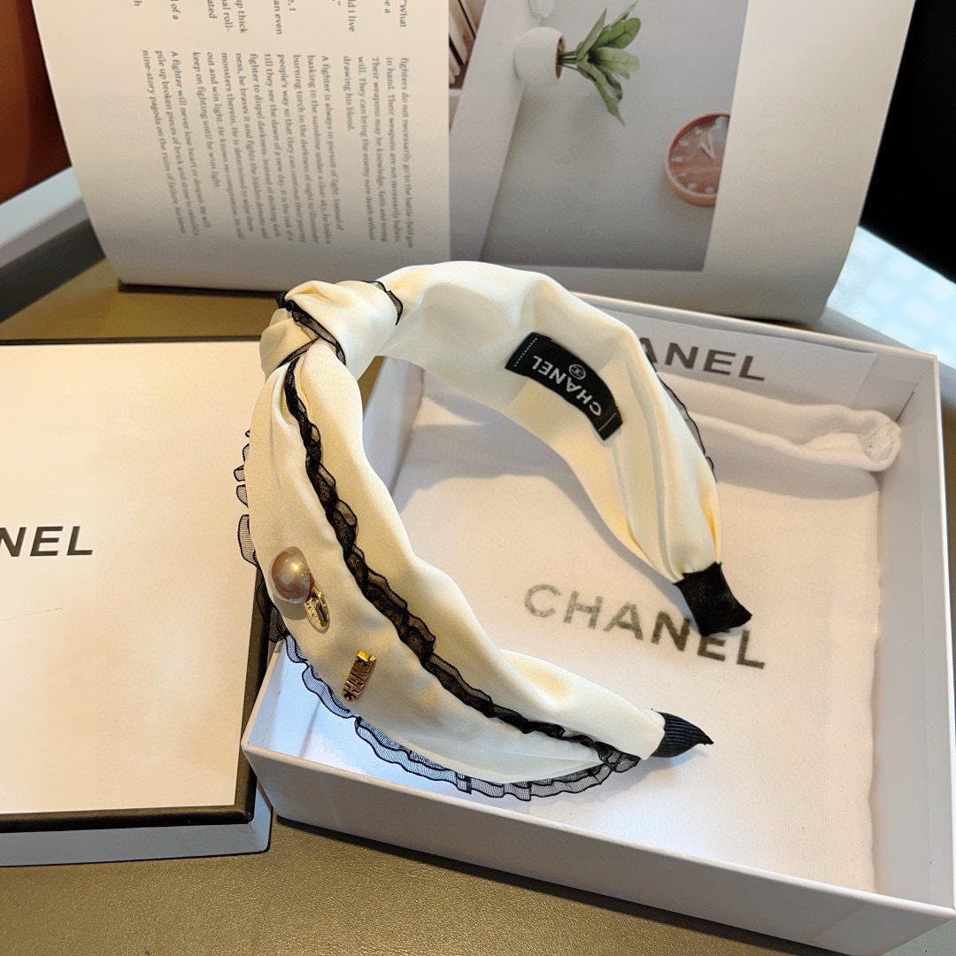 配包装
CHANEL（香奈儿）最新款小香发箍，新品巨显脸小头箍，网红爆款推荐 搭配高端双Ｃlogo ，超