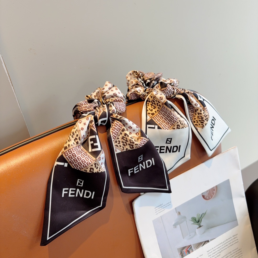 配包装
FENDI （芬迪）新款飘带马尾发圈 蝴蝶结肠圈，高档韩版皮筋，经典花型设计， 高端大气，名媛范