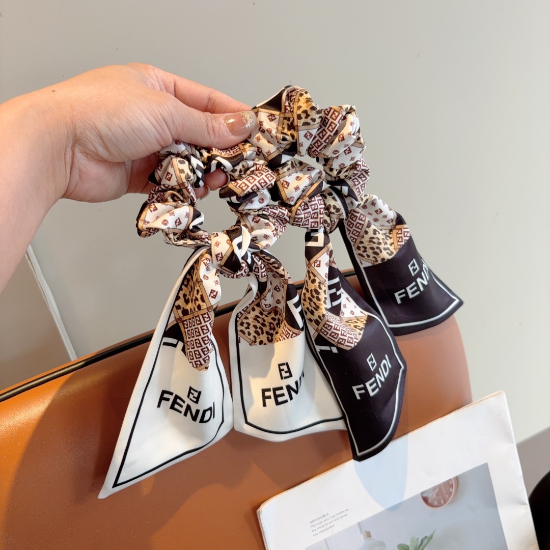 配包装
FENDI （芬迪）新款飘带马尾发圈 蝴蝶结肠圈，高档韩版皮筋，经典花型设计， 高端大气，名媛范
